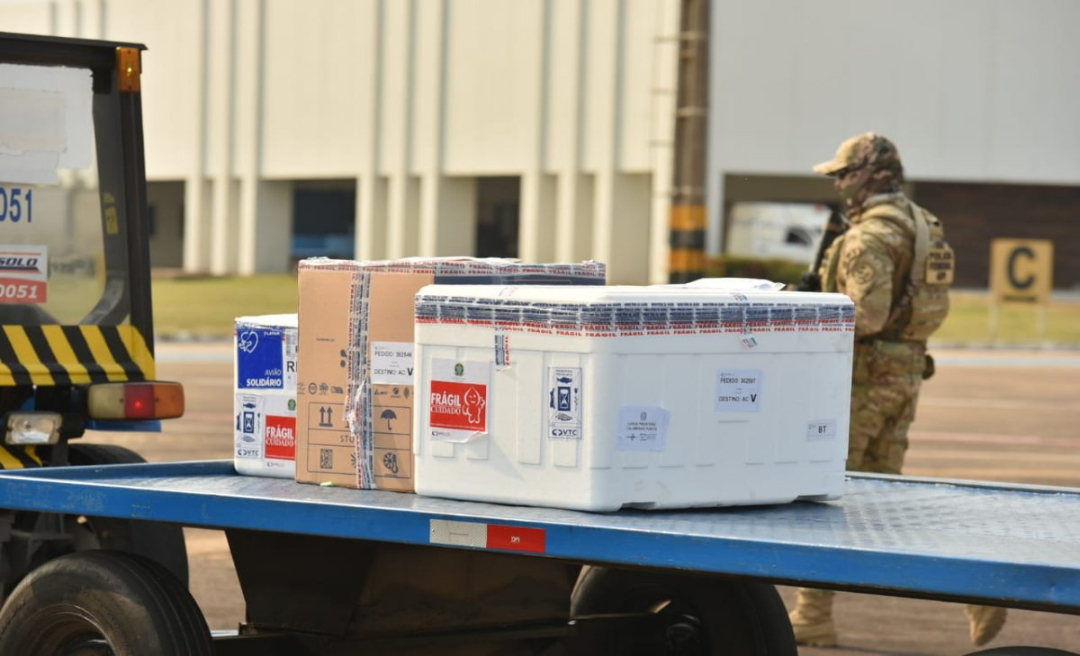 Acre recebe mais de 26 mil doses de vacina contra a Covid-19 neste sábado